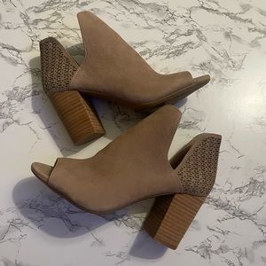 NWOT Antonio Melani Heels